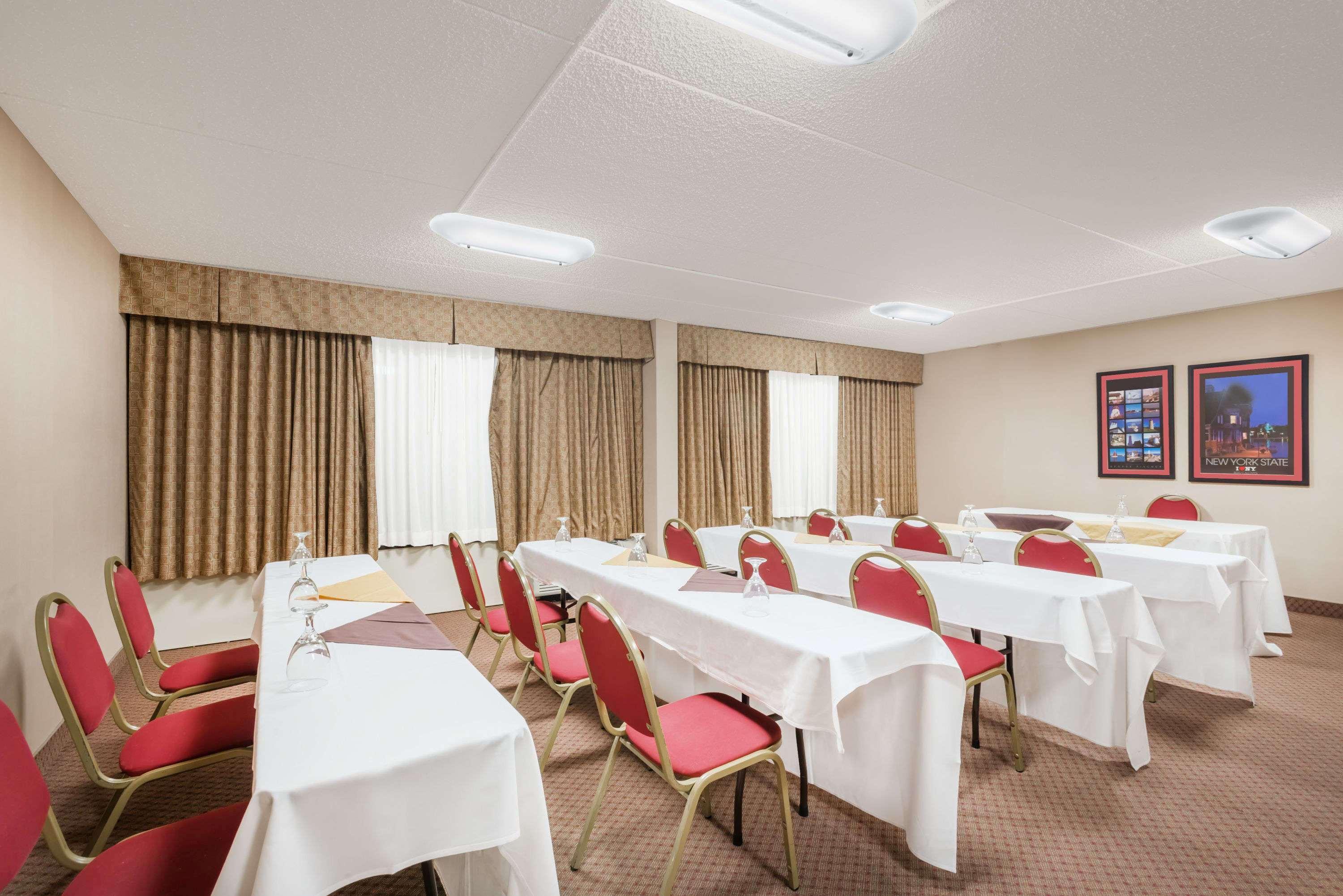 Ramada By Wyndham Watertown Thousand Exteriér fotografie
