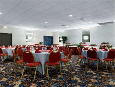 Ramada By Wyndham Watertown Thousand Restaurace fotografie
